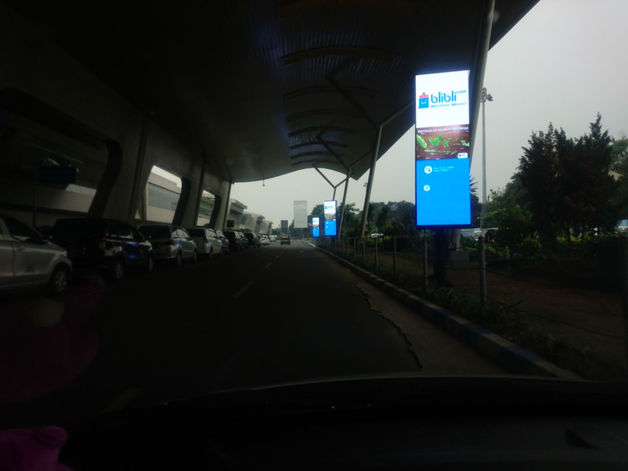 印尼泗水机场灯杆屏
